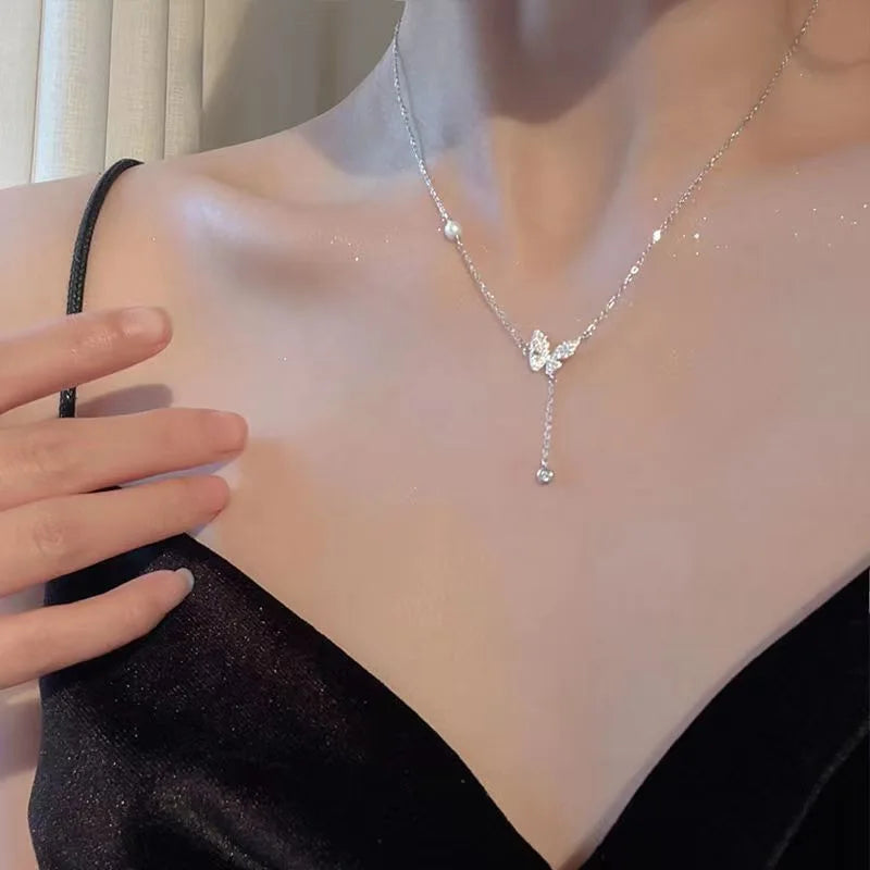 Collier avec nœud en opale pour femmes, léger et luxueux, tempérament à la mode et polyvalent, petite chaîne en acier titane fraîche