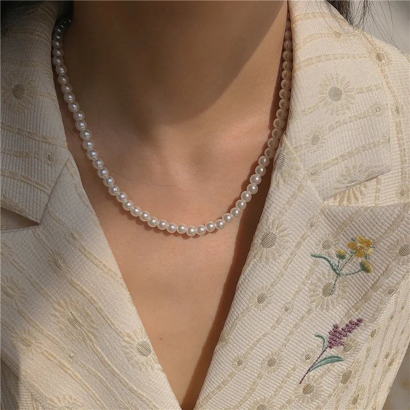 Collier avec nœud en opale pour femmes, léger et luxueux, tempérament à la mode et polyvalent, petite chaîne en acier titane fraîche