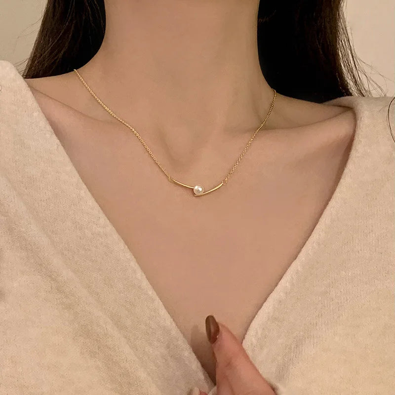 Collier avec nœud en opale pour femmes, léger et luxueux, tempérament à la mode et polyvalent, petite chaîne en acier titane fraîche