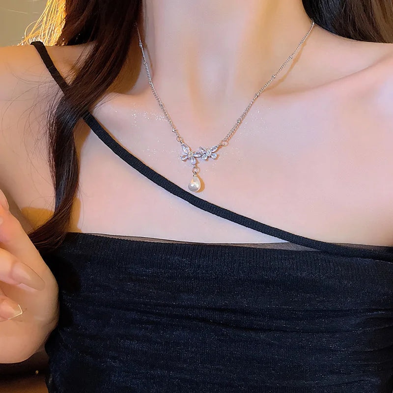 Collier avec nœud en opale pour femmes, léger et luxueux, tempérament à la mode et polyvalent, petite chaîne en acier titane fraîche